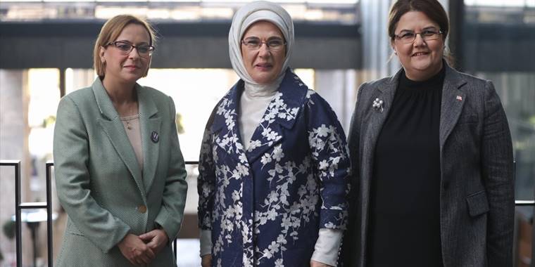 Emine Erdoğan, Cezayirli Bakan Kaoutar Krikou ile bir araya geldi