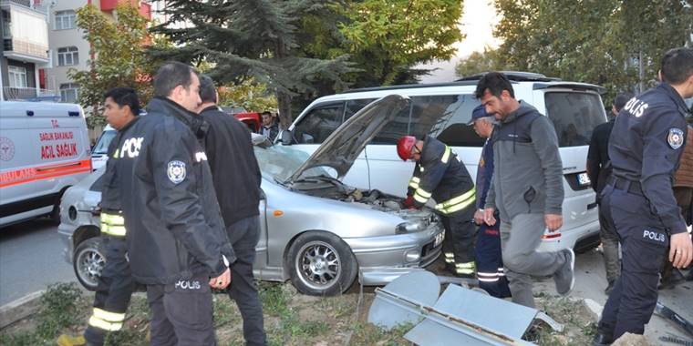 Akşehir'de minibüs ile otomobilin çarpıştığı kazada 1 kişi yaralandı