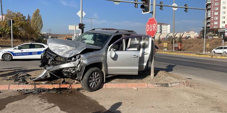 Kırıkkale'de minibüs ile pikabın çarpıştığı kazada 5 kişi yaralandı