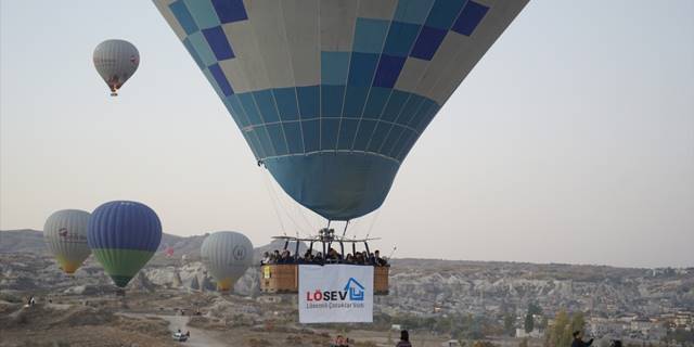 Kapadokya'da balonlar lösemili çocuklara dikkati çekmek için uçtu