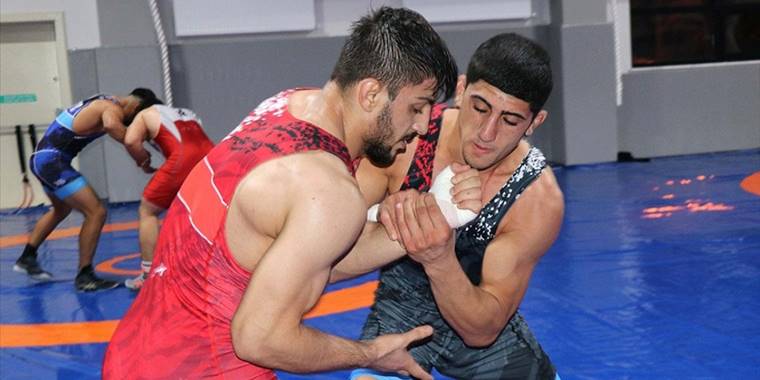 Yenilgilere hırslandı, madalyaları topladı