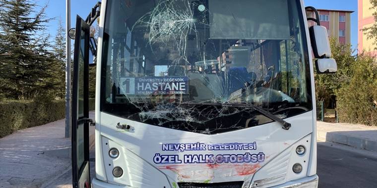 Nevşehir'de ambulansla çarpışan halk otobüsündeki 4 yolcu yaralandı