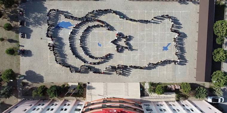 Osmaniye'de öğrencilerden "TOGG" yazısı ve "ay yıldız" koreografisi