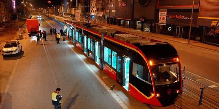 Kayseri'nin yeni tramvay aracı raylara indi