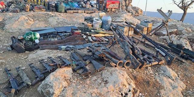 Teröristlerin kullandığı mağarada çok sayıda silah ve mühimmat ele geçirildi