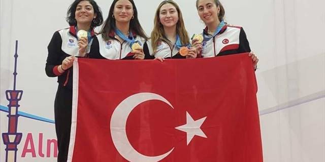 Genç Kadınlar Kılıç Milli Takımı, Kazakistan'da şampiyon oldu