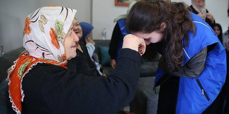 Gönüllü gençler huzurevi sakinlerinin yüreğine dokunuyor