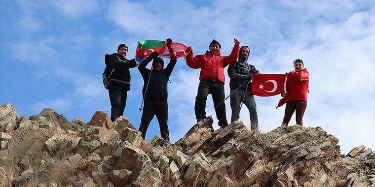 Dağcılar, Karabağ Zaferi'ni Mezra Dağı zirvesinde kutladı