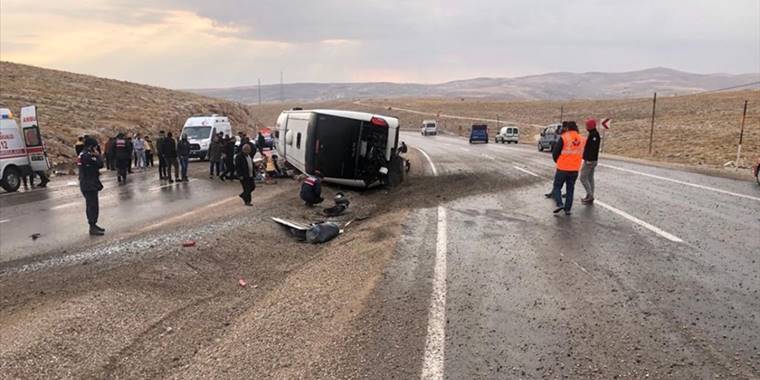 Sivas'ta otobüs devrildi, 2 kişi öldü, 20 kişi yaralandı