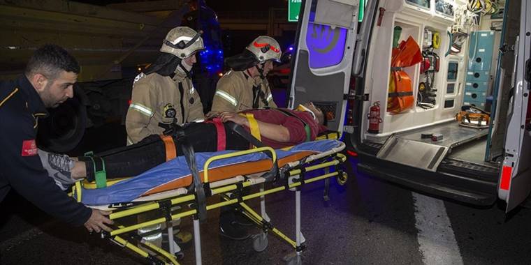 TEM Otoyolu'nda seyir halinde şakalaşan motosikletlilerden biri kaza yaptı, 2 kişi yaralandı