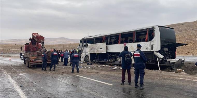 Sivas'ta otobüs devrildi, 2 kişi öldü, 30 kişi yaralandı