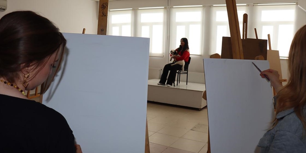 Sahipsiz köpek 'Hera' güzel sanatlar fakültesinin modeli oldu