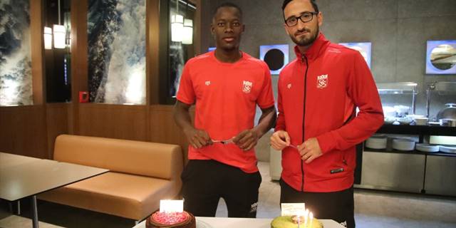 Sivasspor'da Keita ve Erdoğan'a sürpriz doğum günü kutlaması yapıldı