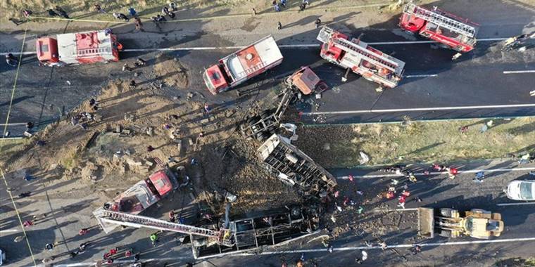 Ağrı'daki yolcu otobüsü kazasında hayatını kaybedenlerin kimlikleri tespit ediliyor