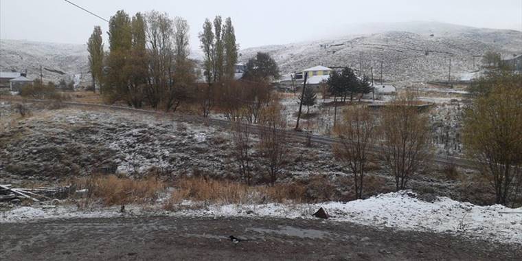 Sivas'ın yüksek kesimlerine kar yağdı
