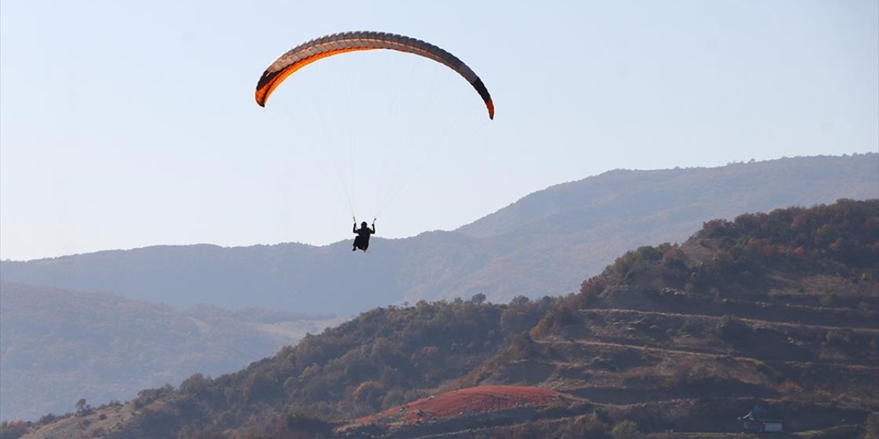 Paraşüt tutkunları Uçmakdere'de sonbaharın keyfini yaşıyor