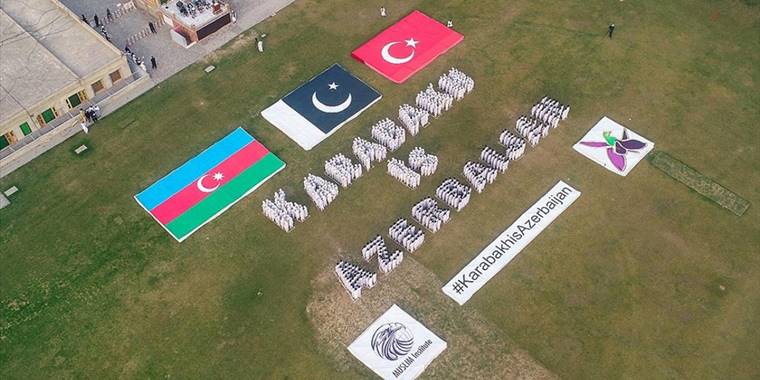 Pakistan'da yüzlerce kişi bir araya gelerek "Karabağ Azerbaycan'dır" yazısı oluşturdu