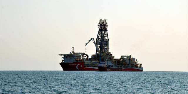 Abdülhamid Han sondaj gemisi  Mersin'deki Taşucu Limanı açığına demirledi