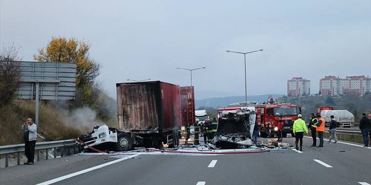 Anadolu Otoyolu'nda 2 tırın karıştığı kaza ulaşımı aksattı
