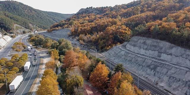 Dört bölgenin kesişimindeki Bilecik'in yolları sonbaharda rengarenk oldu