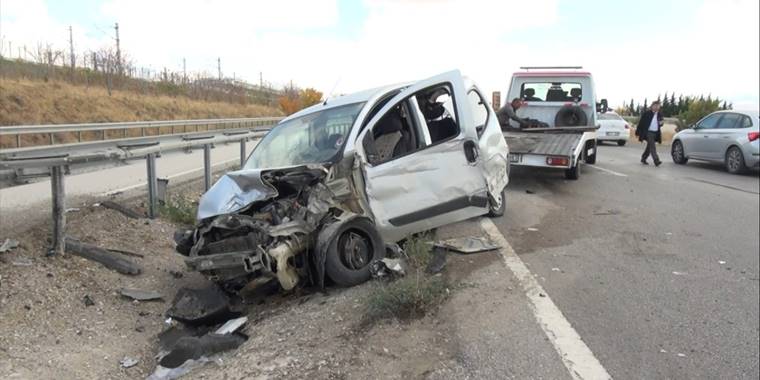 Kırıkkale'de 3 aracın karıştığı trafik kazasında 5 kişi yaralandı