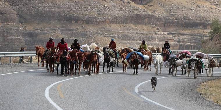 Faraşin Yaylası'ndaki göçerler kilometrelerce yol katederek kışlaklara dönüyor