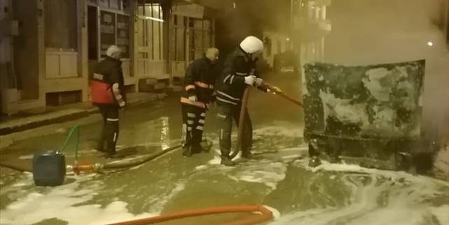 Suşehri'nde park halindeyken yanan otomobilde hasar oluştu