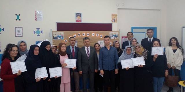 Şarkışla'da "Aile Okulu Projesi"ne katılan veliler sertifika aldı