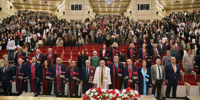 ERÜ Tıp Fakültesinde eğitime başlayan 375 öğrenci beyaz önlük giydi