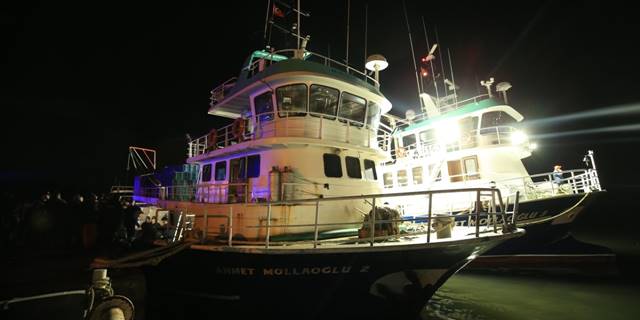 İğneada açıklarında patlama nedeniyle hasar gören balıkçı gemisi limana getirildi