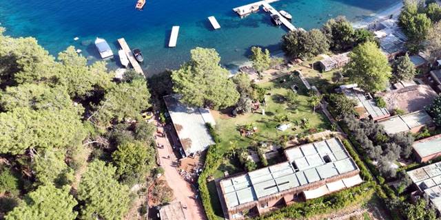 Fethiye'de koydaki kaçak yapılar yıkıldı