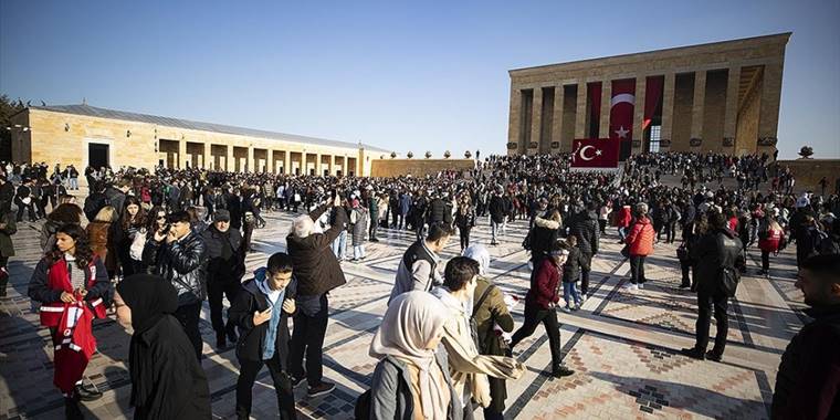 Anıtkabir'e ziyaretçi akını