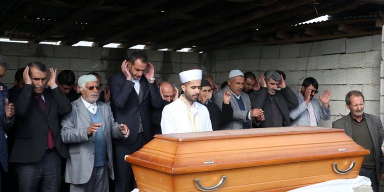 Kuduz tanısıyla tedavi gördüğü hastanede ölen çocuğun cenazesi toprağa verildi