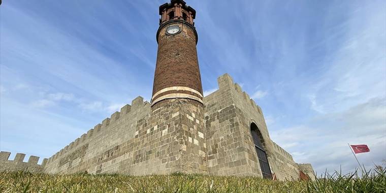 Çevre düzenlemesi yapılan Erzurum Kalesi'nden artık ezan sesleri yankılanıyor