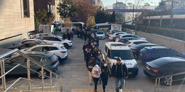 Telefonlarına banka uygulaması yükledikleri kişileri dolandıran şebekeye operasyon