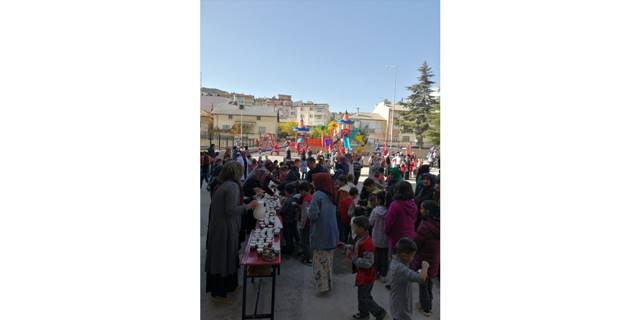 Beyşehir'de öğrenci ve velilere sıcak süt dağıtıldı