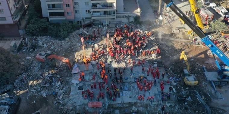 İzmir depreminde yıkılan Rıza Bey Apartmanı'na ilişkin davada inşaatta çalışan işçiler belirlenecek