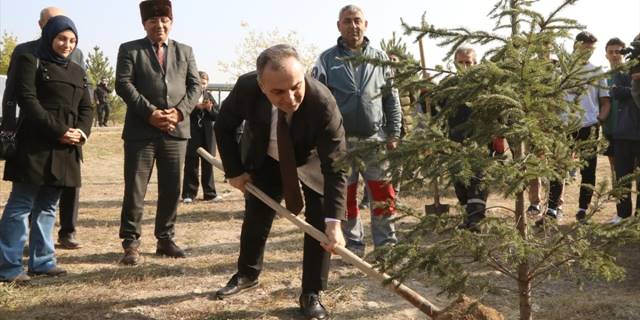 Kayseri'de "Milli Ağaçlandırma Günü" kapsamında fidanlar toprakla buluşturuldu