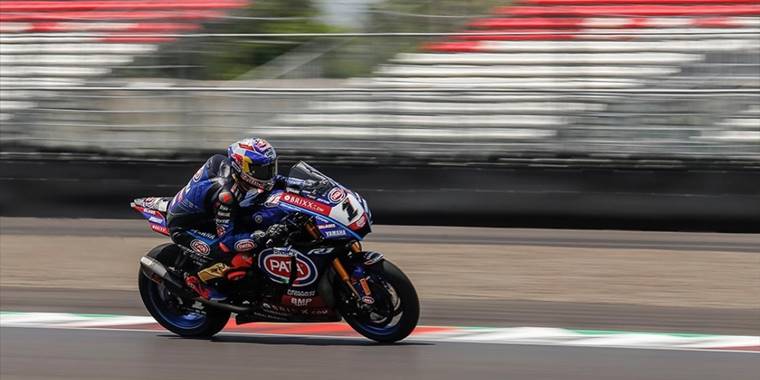 Toprak Razgatlıoğlu ilk yarışını kazandı, Can Öncü üçüncü bitirdi