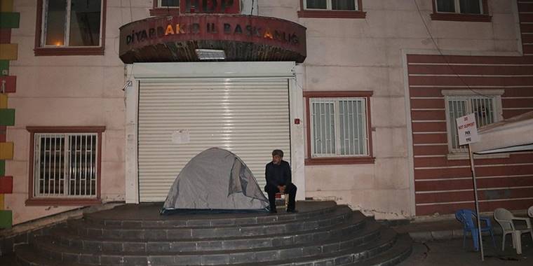 Diyarbakır'da evlat nöbetindeki baba eylemini sürdürüyor