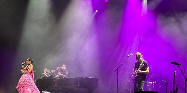 Karsu, yeni repertuvarıyla müzikseverlerle buluştu