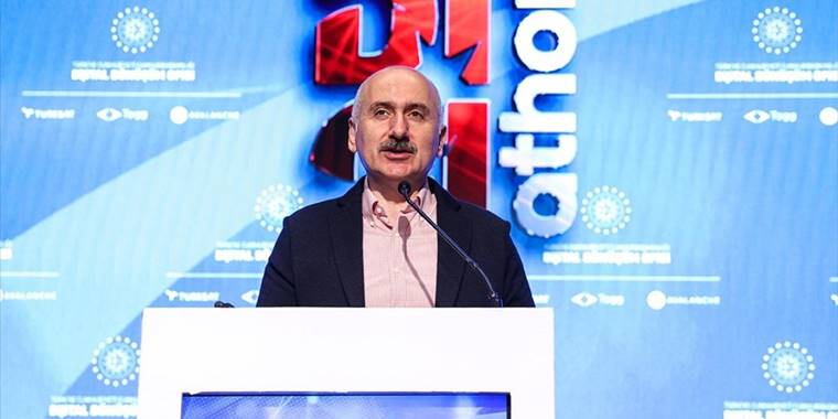 Türkiye’yi bilişim sektöründe üreten bir ülkeye dönüştürmek için yoğun çaba sarf ediyoruz