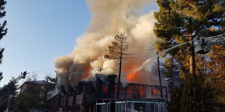 Sivas'ta 2 katlı ahşap yapıda çıkan yangın söndürüldü