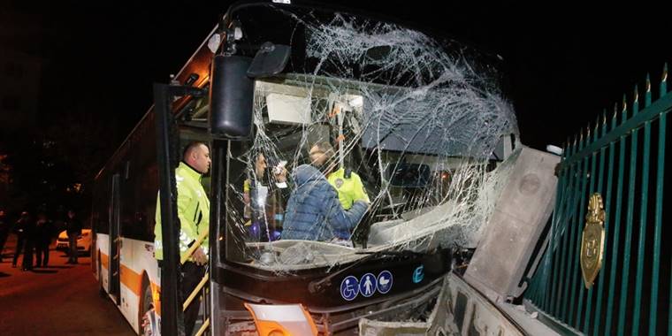 Eskişehir'de belediye otobüsü ile otomobil çarpıştı, 10 kişi yaralandı