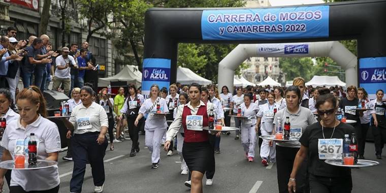 Arjantinli garsonlar en hızlıyı belirlemek için yarıştı