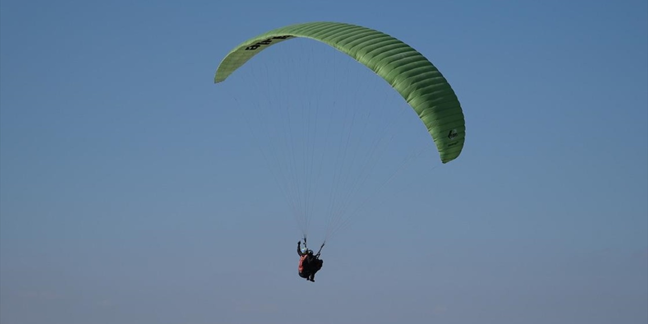 Yamaç paraşütü yapmanın keyfini 76 yaşında çıkardı