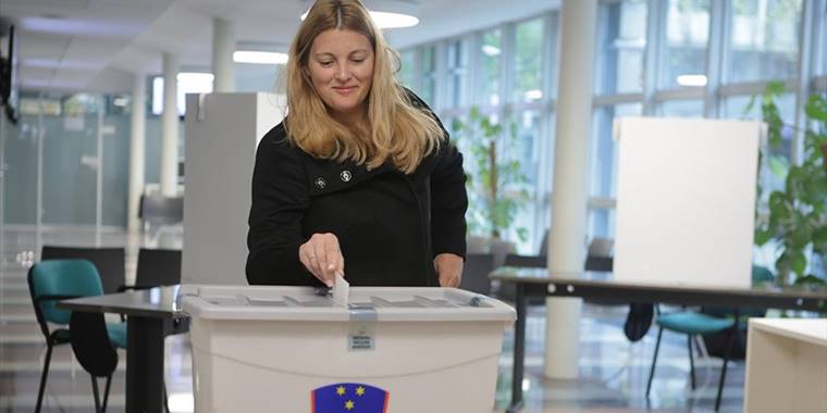 Slovenya'da halk, cumhurbaşkanı seçiminin ikinci turunda sandık başında