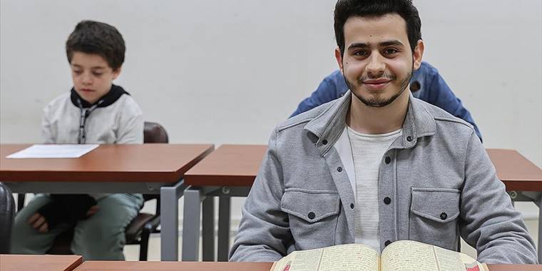 Kekemeliği yenen üniversiteli hafız gencin hayali imam olmak