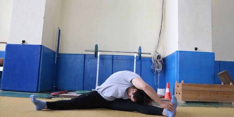 Milli halterci Sara Yenigün, sakatlıktan kurtulup 3 altın madalya kazandı