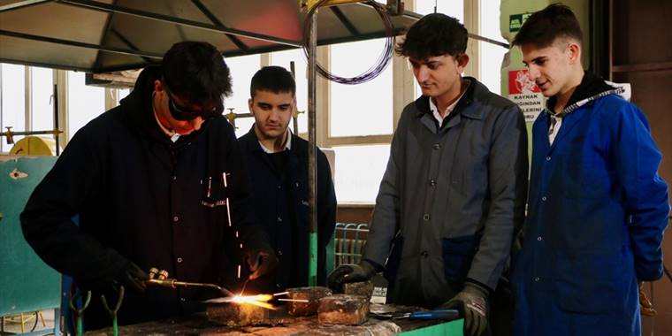 Şehirdeki eğitim kurumlarının atıl malzemeleriyle köy okullarını donatıyorlar